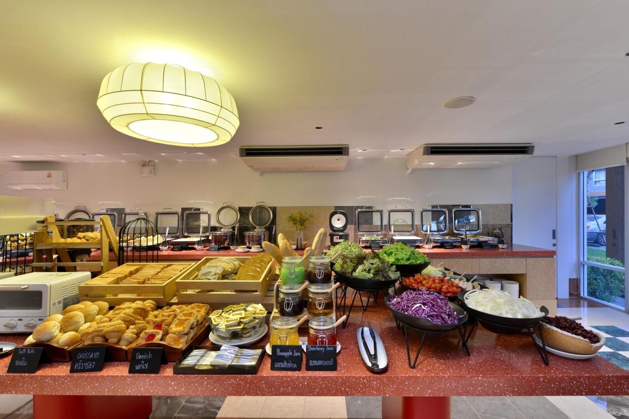 The Grass Serviced Suites Патая Екстериор снимка